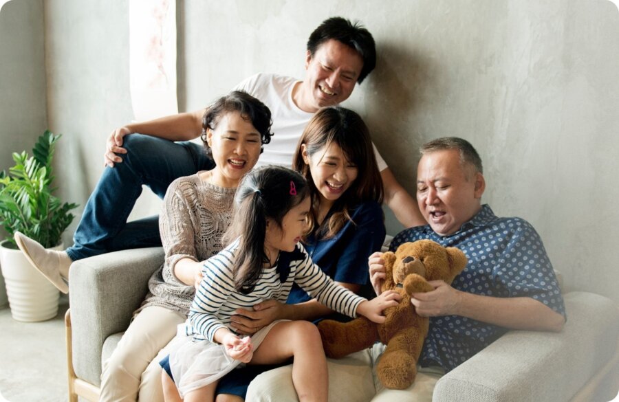 Family on couch Website Image beside text 2000 x 1300 px
